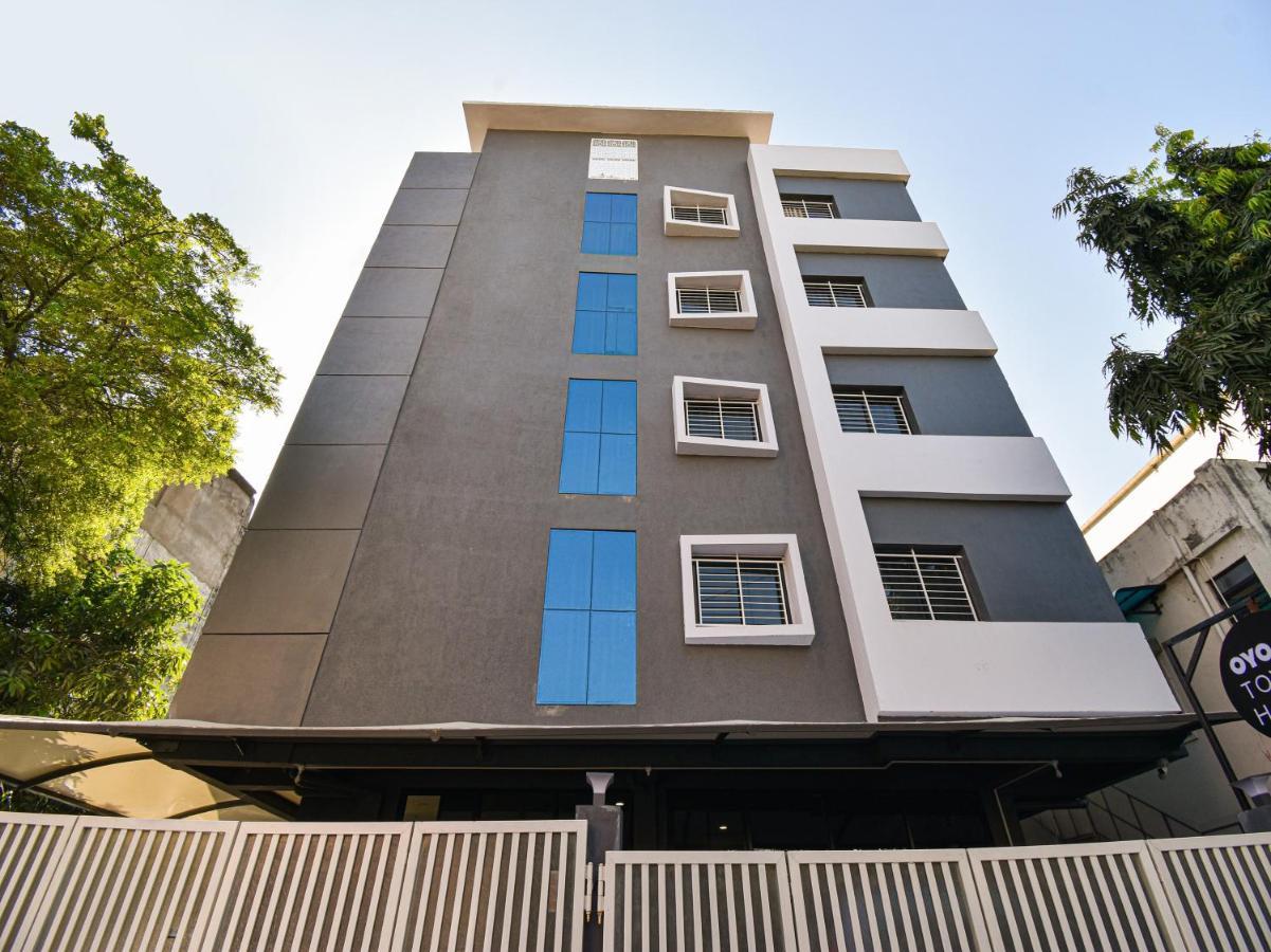 Oyo Townhouse 498 Hotel Western Nagpur Buitenkant foto